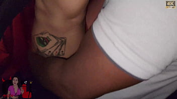 Safada casada fode com 2 amigos negros do marido na lounge do corno