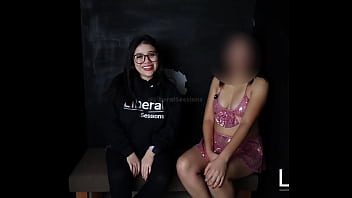 Chica flaquita follando en glory hole