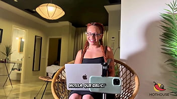 Entrevistei um anão e ele comeu as 3 bucetinhas de toda a equipe e gozou na cara da apresentadora completo no sheer red