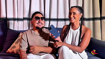 Entrevistei um anão e ele comeu as 3 bucetinhas de toda a equipe e gozou na cara da apresentadora completo no sheer red