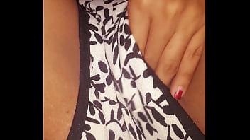 Mi putita hermanastra se masturba muy rico ella tiende un coño sexy