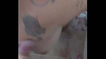 Tomei um banho de porra no chuveiro