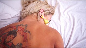 Travesti Loira Com Uma Bela Bunda Fodendo De Quatro Com O Rapaz thumbnail