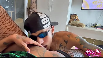 A novinha adora uma rola bem dura