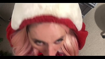 Ein Weihnachtsblowjob Von Der Geilen Polin Zur Weihnachtszeit thumbnail