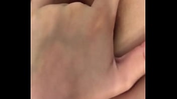 Девушка мастурбирует вибратор киска