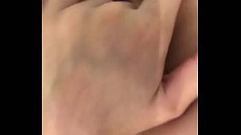 Девушка мастурбирует вибратор киска