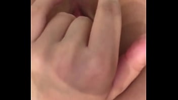 Девушка мастурбирует вибратор киска