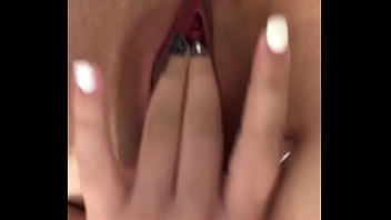 Девушка мастурбирует вибратор киска