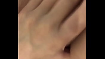 Девушка мастурбирует вибратор киска