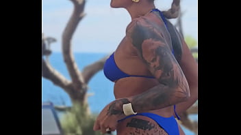 Strip tease exhib en pleine nature vient mater la vidéo complète iciswame