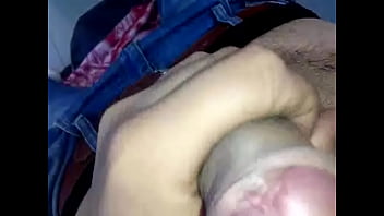 Se me para la verga en el trabajo y decido jalarmela