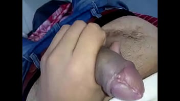 Se me para la verga en el trabajo y decido jalarmela