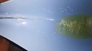 Pisse In Gießkanne thumbnail