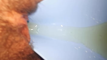 Pisse In Gießkanne thumbnail