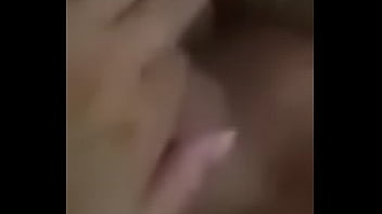 Amateur se masturba depilada y mojada