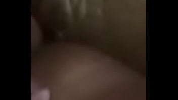 Amateur se masturba depilada y mojada