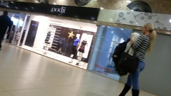 Блондинка с классной жопой