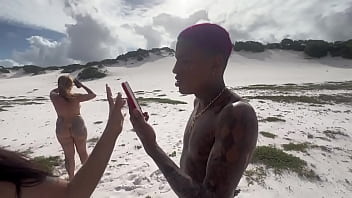 5 amigos passeando peladões na praia da areia branca em salvador