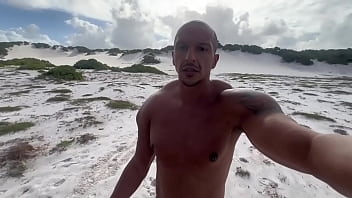 5 amigos passeando peladões na praia da areia branca em salvador