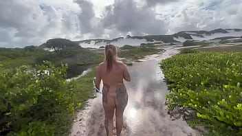 5 amigos passeando peladões na praia da areia branca em salvador