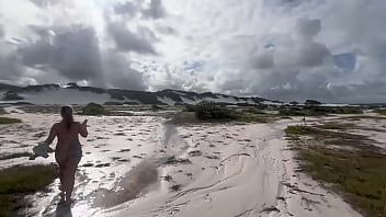 5 amigos passeando peladões na praia da areia branca em salvador