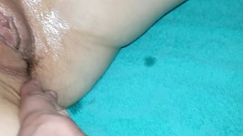 Ruiva molhada com óleo se entrega ao seu prazer na buceta e ganha 2 creampies no final