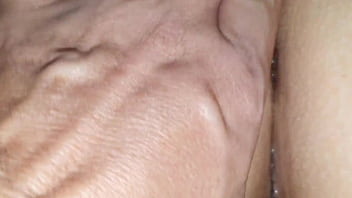 Ruiva molhada com óleo se entrega ao seu prazer na buceta e ganha 2 creampies no final