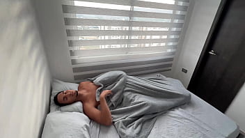 ¿qué puede pasar si una madrastra comparte una cama con su marido y su hijastro en el hotel