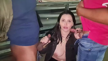 Monica lima e lalla potira no viaduto em sao paulo distribuindo para todo mundo que estava passando