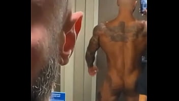 Conferindo O Bundao Fibrado No Babheiro thumbnail