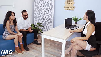 Mi jefa lesbiana se da cuenta de que tengo una aventura con su secretaria y se la folla frente a mi