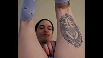 Emy angel aime se toucher la petite chatte