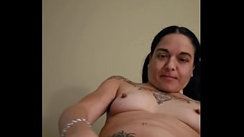 Emy angel aime se toucher la petite chatte