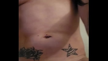 Emy angel aime se toucher la petite chatte