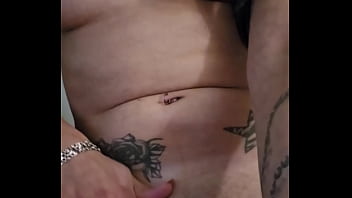 Emy angel aime se toucher la petite chatte