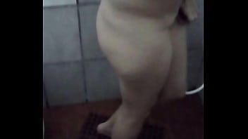 Gostosa branca no banho