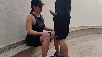 Garota sapatão perdeu aposta no futebol não pagou e teve que dar para o amigo mecânico