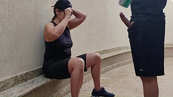 Garota sapatão perdeu aposta no futebol não pagou e teve que dar para o amigo mecânico