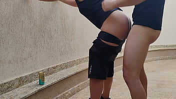 Garota sapatão perdeu aposta no futebol não pagou e teve que dar para o amigo mecânico