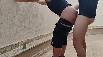 Garota sapatão perdeu aposta no futebol não pagou e teve que dar para o amigo mecânico