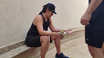 Garota sapatão perdeu aposta no futebol não pagou e teve que dar para o amigo mecânico