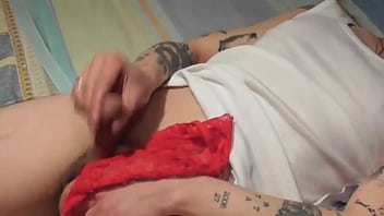 Me pilla mi hermanastra con sus bragas y ella termina la faena me corro en su boca