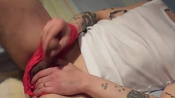 Me pilla mi hermanastra con sus bragas y ella termina la faena me corro en su boca