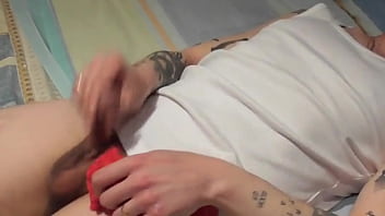 Me pilla mi hermanastra con sus bragas y ella termina la faena me corro en su boca