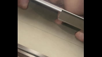 Sentando no consolo grande