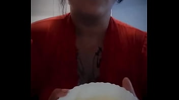 Tu tetona favorita te bate la cremita y se la come si te gustaria encontrarme asi en tu cocinayour favorite