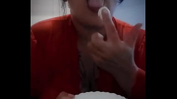 Tu tetona favorita te bate la cremita y se la come si te gustaria encontrarme asi en tu cocinayour favorite