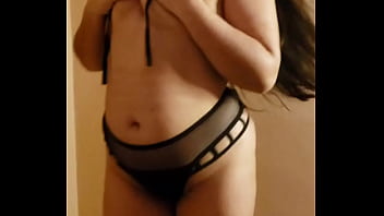 Gostosa fazendo um strip tease