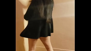 Gostosa Fazendo Um Strip Tease thumbnail